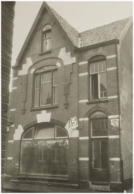 Zuiderstraat 45,  café van Beekhuizen. Fotograaf onbekend.