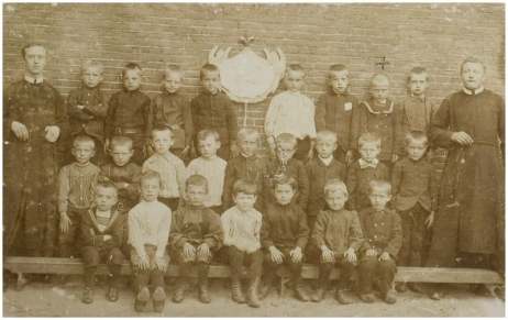 Leerlingen van de broederschool op de Wal rond 1895. Fotograaf onbekend.