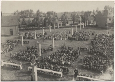  Op de foto het processieterrein aan de Bakelsedijk met linksvoor de boerderij van A. van den Hurk. Fotograaf: F.J. Bosch.