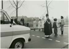 De Goedheiligman steekt over en leest een gedicht voor aan de oversteekmoeders.