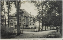 De woonhuizen in Helmond op de hoek van de Mierloseweg en de 1e Haagstraat circa 1920. Hier ontstond het Caroluscollege. Fotograaf onbekend.