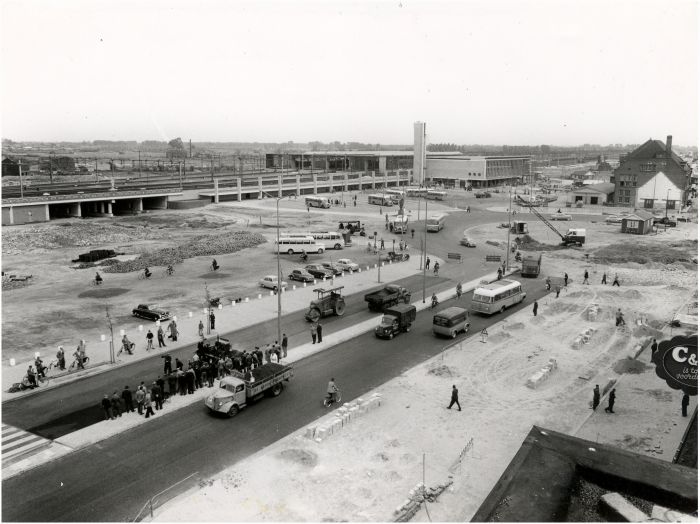 Panorama van de wegwerkzaamheden aan het 18 Septemberplein, met op de achtergrond het station en rechts achter het postkantoor.