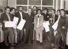 De aanmoediging groot 600 gulden voor elk werd uitgereikt door wethouder Van der Harten.Foto: Noud Swinkels Studio EnFace (1968)