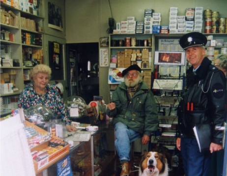 Sigaren- en sigarettenwinkel Heezemans-van Hout; achter de toonbank 'zus' Heezemans, in het midden Gijs vd Biggelaar (1926-1995, oud-kastelein Stratumseind] en de wijkagent, 1994. Beeldcollectie RHCe