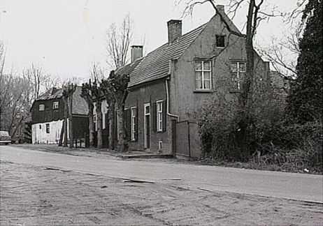 De Genneper Watermolen, het molenaarshuis met ernaast het café van Alida Meulenbroeks, 1961. Foto: P.Janssen, technische dienst gemeente Eindhoven, beeldcoll. RHCe