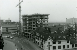 De Groene Toren in aanbouw, op de achtergrond de V&D, 1973. Fotograaf: A. Hagen, Technische Dienst gemeente Eindhoven | Beeldcollectie RHCe.