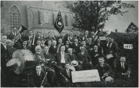 De harmonie bij het gouden jubileum in 1921. Zittend, derde van links: Jacques Cuijpers.