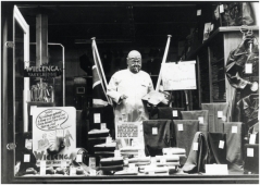 Churchill geportretteerd als vrijetijdsschilder in de etalage van Wielinga Vakkleeding, Nieuwstraat 13, ter gelegenheid van de bevrijdingsherdenking 1949. Collectie RHCe