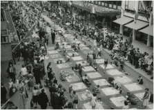 Naast Koninginnedag vormden diverse bevrijdingsherdenkingen in het verleden een mooie gelegenheid voor een straattekenwedstrijd. Zo ook in 1963 in de Hermanus Boexstraat. Foto Hendrikx – collectie RHCe