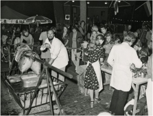 Feest in het Stadswandelpark, anno 1974. Fotograaf: Noud Swinkels Foto Enface | Beeldcollectie RHCe