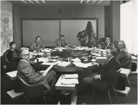 de wethouders mw. E. Klaassens-Postema, W. van Elk, J. Mulder, A. Leenders, J. Zeelen, J. Blommestijn, burgemeester van der Lee en gemeentesecretaris P. Joosten.Fotograaf Noud Swinkels |studio Enface (collectie RHCe) 