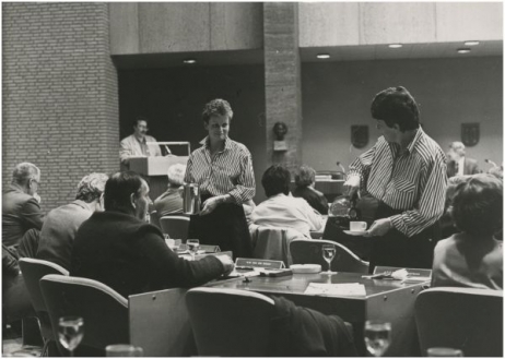 Koffie de smeerolie van de democratie. Tijdens de vergadering van de gemeenteraad eind jaren tachtig schenken de koffiedames een  vers gezet kopje koffie en thee. Fotograaf: N. Swinkels | Foto Enface – coll.  RHCe