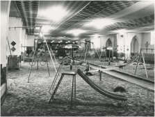 De Onze Lieve Vrouwekerk omgetoverd tot kinderspeelpaleis in 1974. Fotograaf Noud Swinkels, Enface, uit de collectie van het RHCe