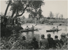 Er is geen foto voorhanden van de betonvaarders op de Karpendonkse Plas. Daarom een pittoresk plaatje van een wedstrijd op de Dommel in 1943. Fotograaf A.W. van de Kerkhof, beeldcollectie RHCe