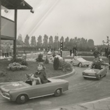 Kinderen rijden auto in de Verkeerstuin, 1972. Beeldcollectie RHCe