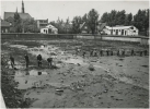 Grote en gevaarlijke voorjaarsschoonmaak in het Eindhovensch Kanaal; zoeken naar explosieven, mei 1949. Fotograaf: Frans van Mierlo, Foto Visie.