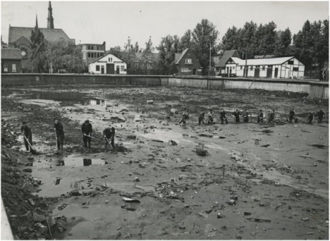 Grote en gevaarlijke voorjaarsschoonmaak in het Eindhovensch Kanaal; zoeken naar explosieven, mei 1949. Fotograaf: Frans van Mierlo, Foto Visie.