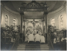 H. Mis ter ere van het 50-jarig priesterjubileum van Pastoor Pulskens in 1952 in de Antonius van Paduakerk, beter bekend als de Steentjeskerk, in mei 1952. Foto Frans van Mierlo | Fotovisie. Beeldcollectie RHCe