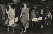 De nieuw te bouwen panden zijn vertegenwoordigd door kruiwagens met daarop de naam van de winkel, waaronder Stad Parijs. Foto Frans van Mierlo, collectie RHCe.