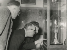 Burgemeester Kolfschoten wordt rondgeleid door museumdirecteur Van Poppel. Foto: F. van Mierlo, Foto Visie uit de beeldcollectie van het RHCe