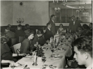 Hongaarse vluchtelingen werden in Eindhoven flink in de watten gelegd. Ze  bezochten het Van Abbemuseum en dineerden in hotel Bristol gelegen aan het Stationsplein. Fotograaf: Frans van Mierlo - Fotovisie, collectie RHCe