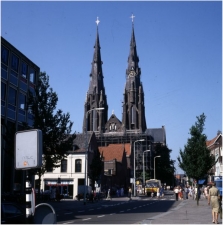 De Catharinakerk medio jaren zeventig. Ook dan staat de kerk weer langere tijd in de steigers. Van de klokken zijn geen foto’s beschikbaar. Fotograaf Jan Bijvank. Beeldcollectie RHCe