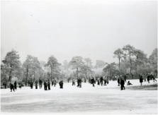 Het Karperven op de Stratumse Heide, winter 1953. Fotograaf H. van der Heijden. Beeldcollectie RHCe