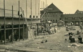 In 1956 kreeg Eindhoven niet alleen een geëlektrificeerd baanvak naar Venlo, maar ook een nieuw station. Op de achtergrond is het oude nog te zien. Beeldcollectie RHCe