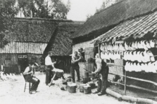 Klompenmakers aan het werk in Aarle (Sint Franciscusweg) . Fotocoll. RHCe nr. 500193