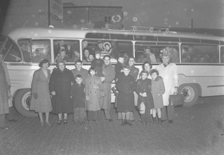 Eindhovenaren staan klaar voor emigratie naar Australië op 24 januari 1952. Bijna een maand later, op 20 maart kwam de Australische kust in zicht. Fotograaf F. van Mierlo, FotoVisie | Beeldcollectie RHCe