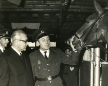 Burgemeester Witte opent het nieuwe onderkomen aan de Roostenlaan in 1971. Hij wordt vergezeld door Kelderhuis en Schreuder van de gemeentepolitie. Fotograaf Noud Swinkels, Enface,  Beeldcollectie RHCe