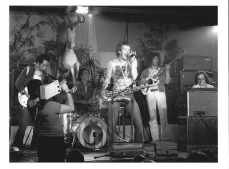 Optreden in de Effenaar oktober 1976 met van links naar rechts: Paul Smeenk (Sweetd'Buster), Jan Peijnenburg (Doe Maar), Bertus Borgers (destijds Sweetd'Buster), Freddy Cavalli (Wild Romance), Bonki Bongaerts (destijds Bots, ex Mr Albert Show), aan de piano Ernst Janz (Doe Maar). Fotograaf: Hans-Joachim Schröter