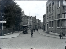 Een inkijkje in de Steenweg op 20 mei 1932.