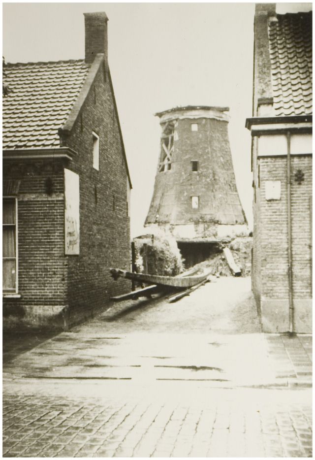 De molen tijdens de afbraak