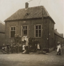 Bedelingshuis, soepkokerij, weefschool.