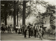 Wandelaars passeren kasteel Croy.