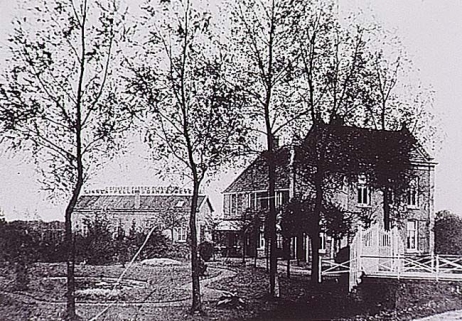 Foto: fabriek Olandilla, linnen-, pellen- en damastweverij, gelegen aan de Willemstraat met rechts het riviertje de Gender.