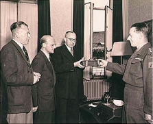 Niet alleen vuur werd naar Eindhoven gebracht. In 1949 krijgt loco-burgemeester Janssens een kistje met zand van de Normandische kust overhandigd.