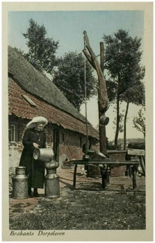 Boerin giet melk over in de melkbus