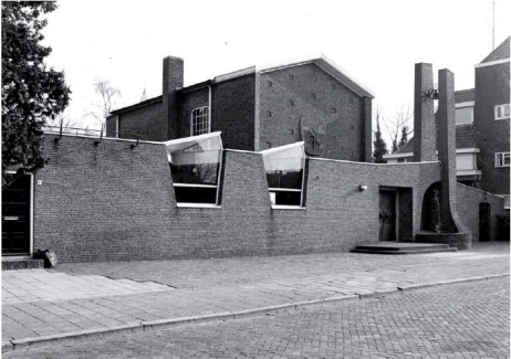 Het kerkje aan de Dommelhoefstraat in 1986.