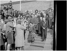 Koningin Wilhelmina tijdens bezoek en rondreis door bevrijd Zuid-Nederland. Bij het Van Abbe museum te Eindhoven op 19 maart 1945.