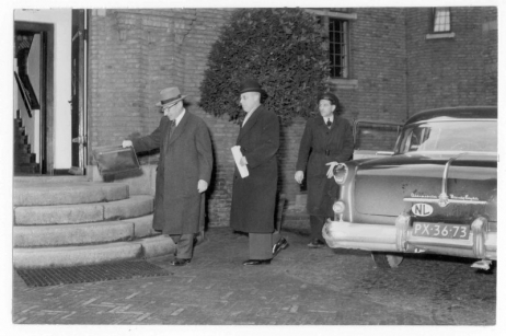 De Quay en Beel tijdens de annexatiebesprekingen van 1954.